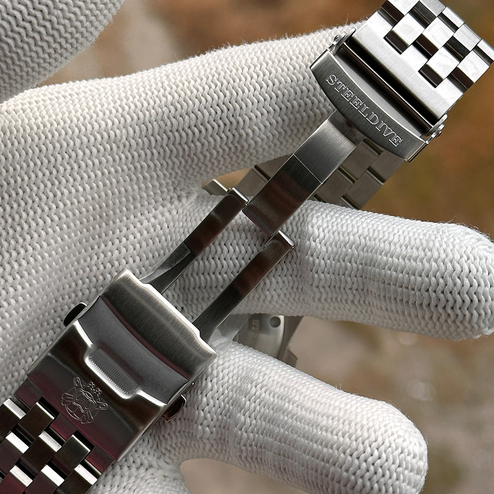 Steeldive SD1987 jubilee bracelet with signed clasp and end-link detail in hand