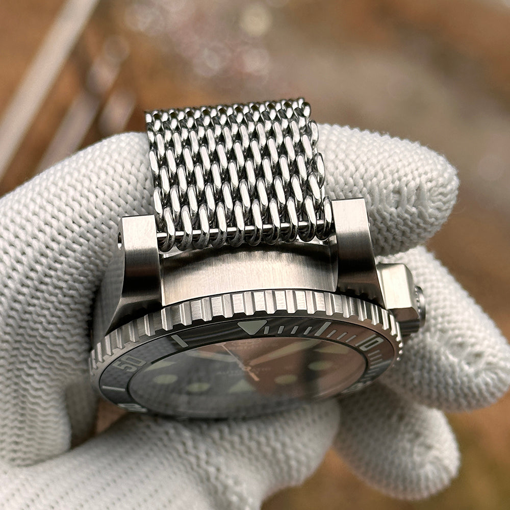 Steeldive SD1987 caseback edge with engraved bezel and shark mesh bracelet underside