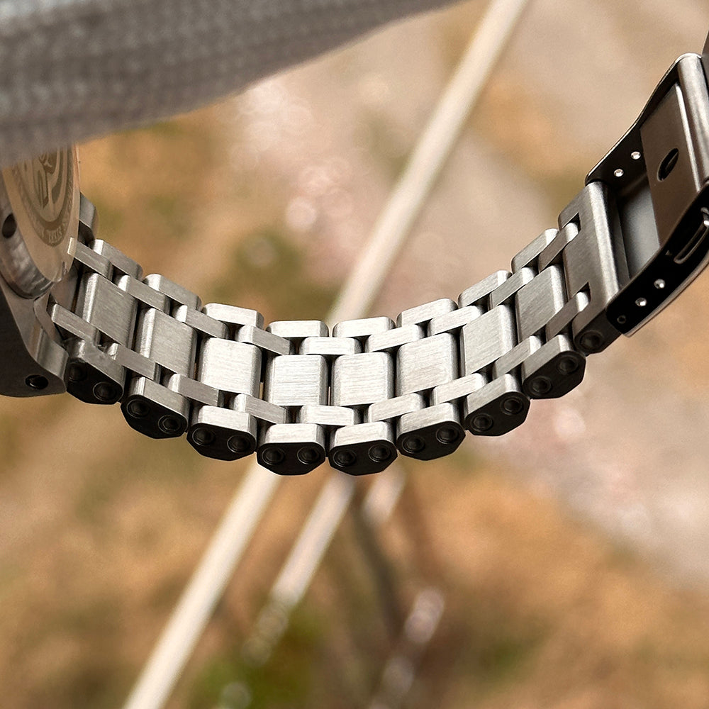 Steeldive SD1987 tank-style stainless steel bracelet link detail with diver-extension clasp