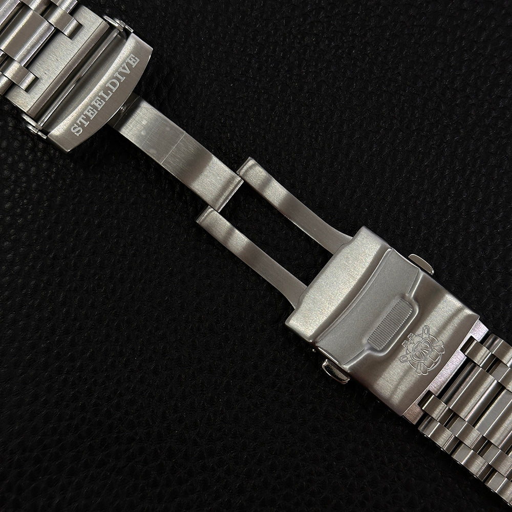 Steeldive SD1987 clasp engraved STEELDIVE with safety lock button and tank bracelet links