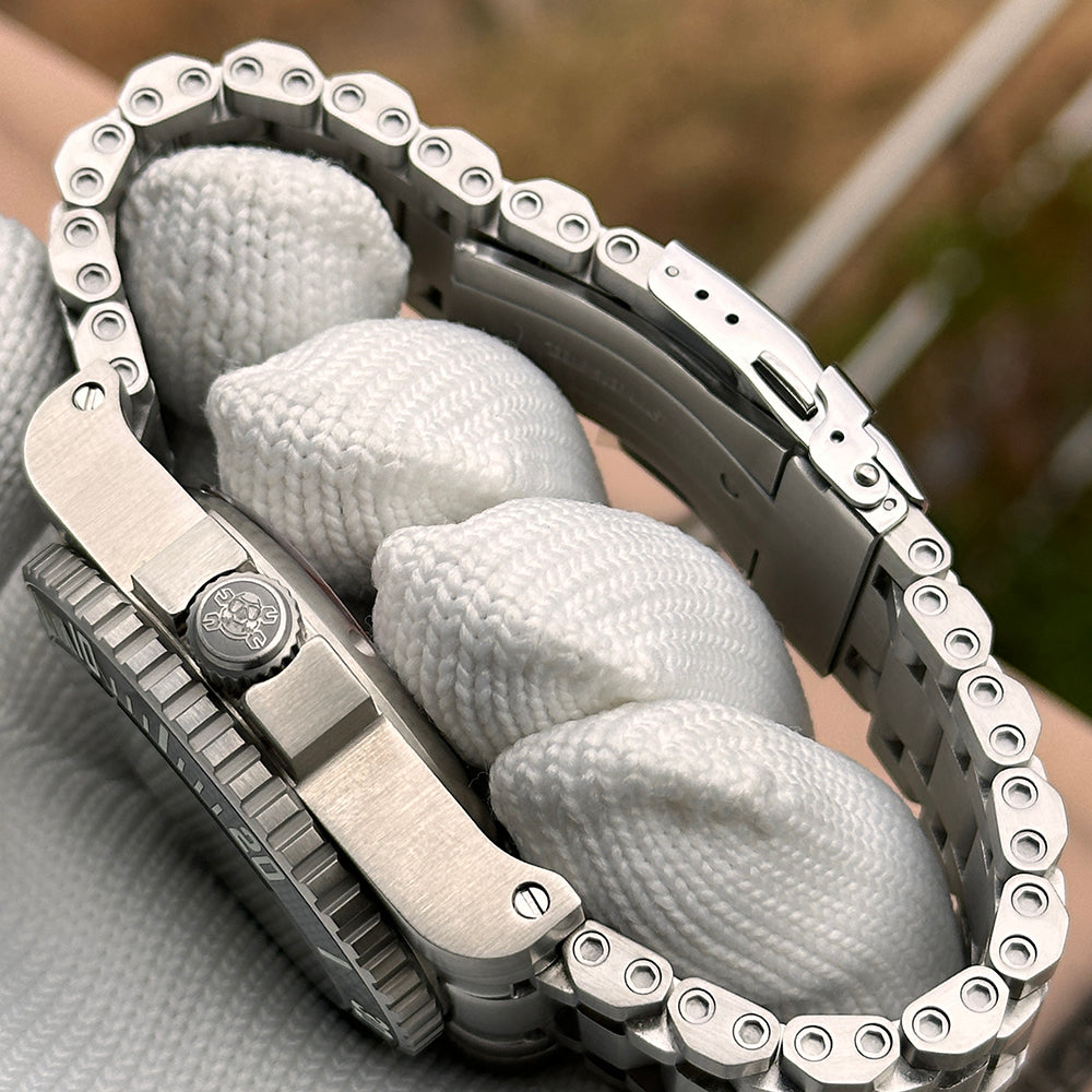Steeldive SD1987 side profile view showing case thickness, crown guards and tank bracelet flow
