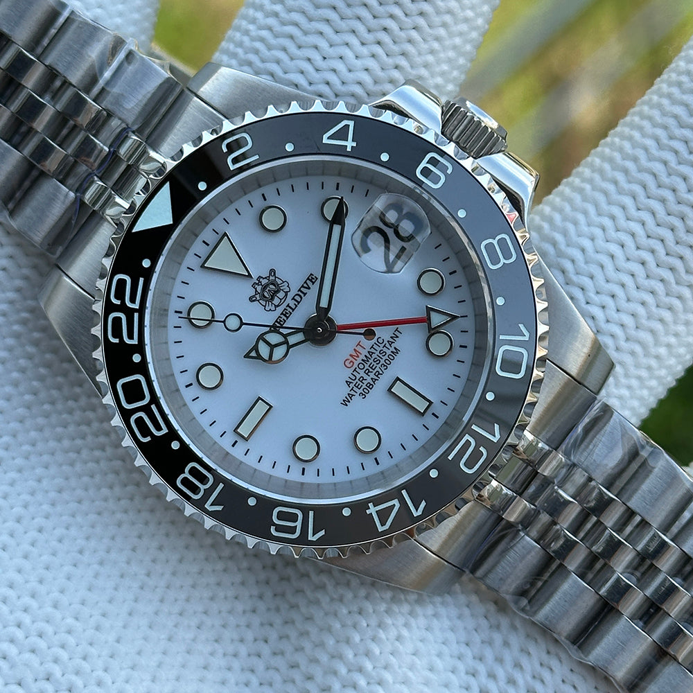 Steeldive SD1993 GMT bezel detail showing 24-hour numerals on black ceramic insert, angled view