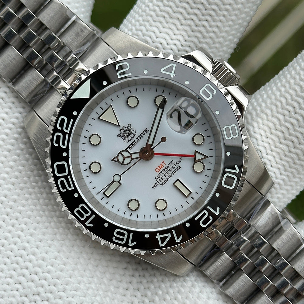 Steeldive SD1993 GMT dial macro with white face, applied indices and red GMT hand, black bezel