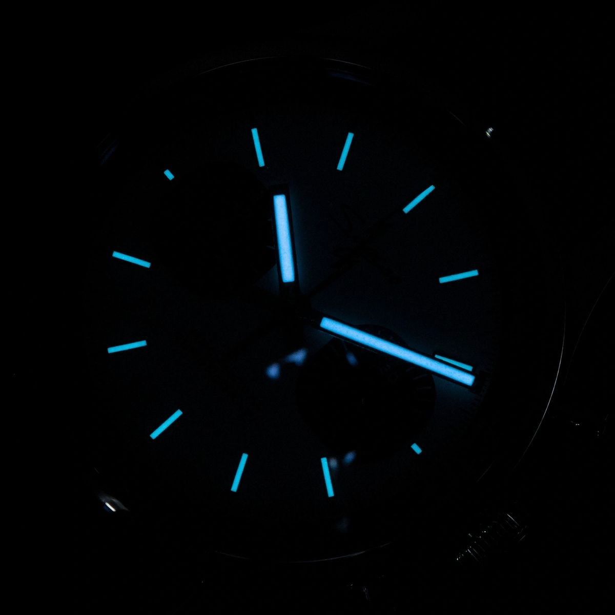 Sugess 387F chronograph dial glowing blue lume in the dark, second lume view