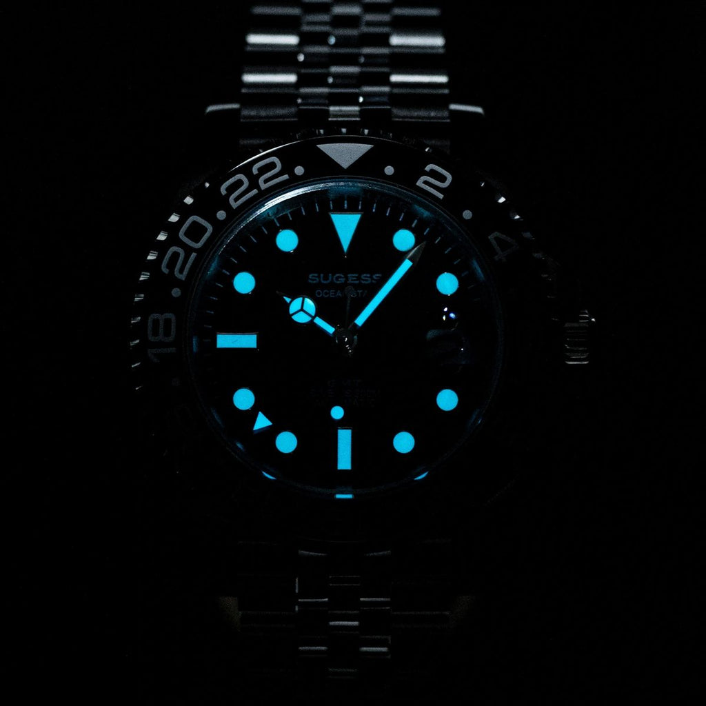 Sugess S420-2 Pepsi GMT diver dial macro, blue and red bezel, date cyclops and applied markers, close-up