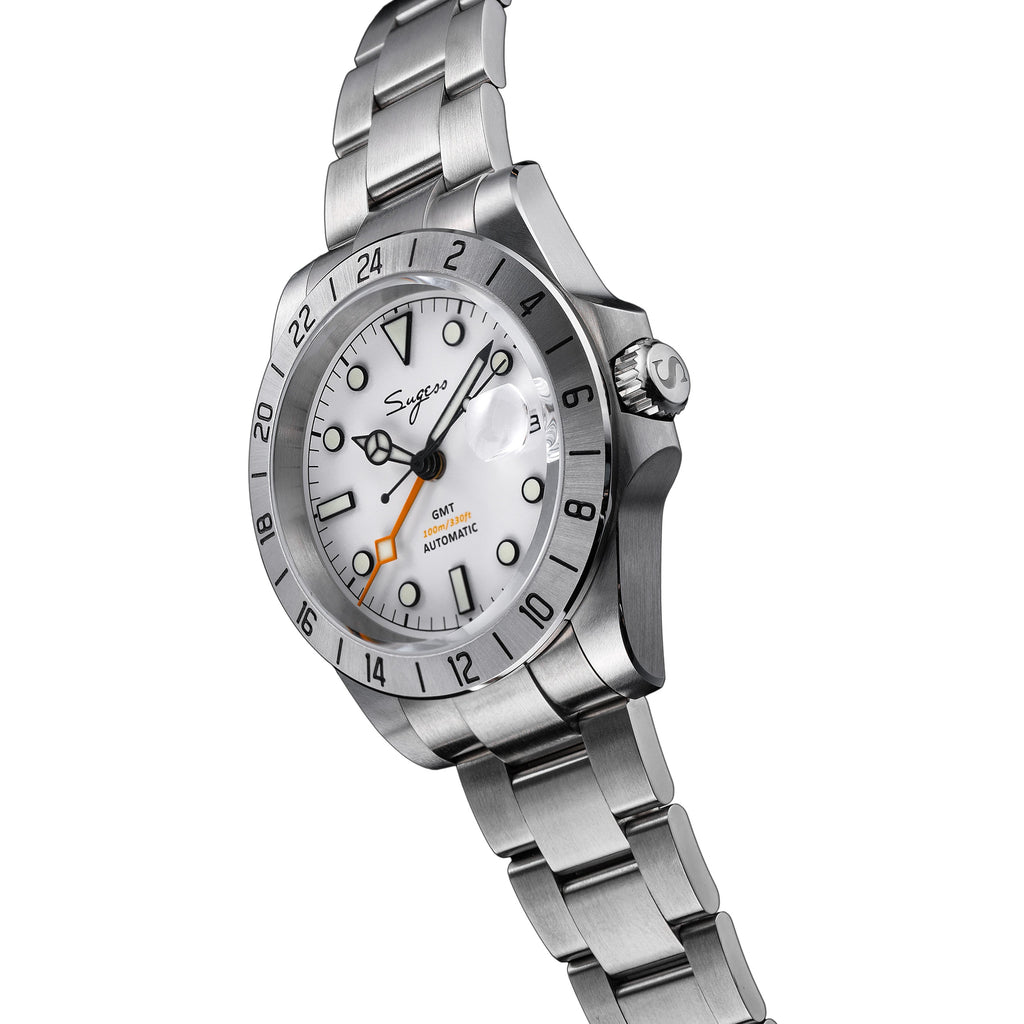 Sugess S463 white-dial GMT automatic watch, steel bracelet, three-quarter angle with S-engraved crown
