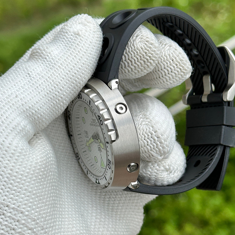 Case profile of the STEELDIVE SD1975B shown alongside its black rubber strap