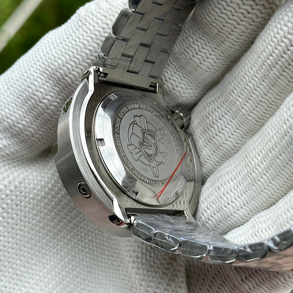 Engraved caseback of the STEELDIVE SD1975B on its steel bracelet