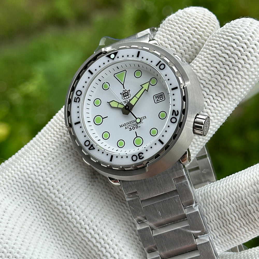 Close-up of the STEELDIVE SD1975B white dial, date window and 300m marking