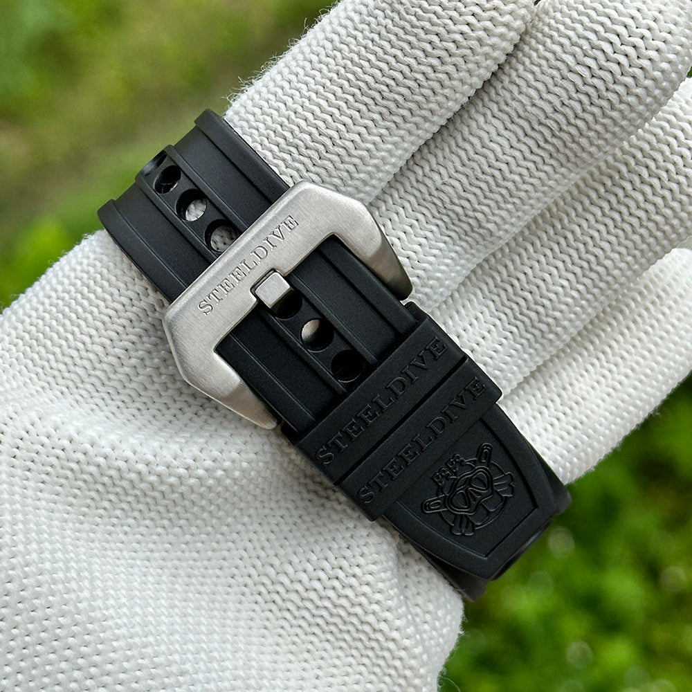 Black rubber dive strap with a brushed steel SteelDive buckle for the SD1975B